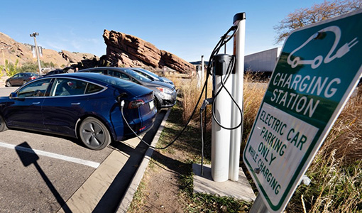 Interactive Playbook Helps Communities Boost Electric Vehicle Charging