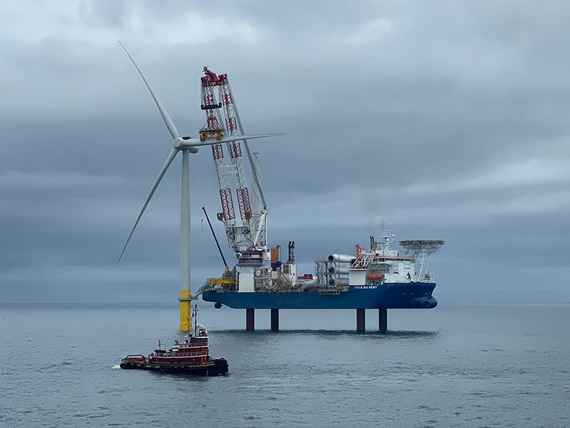 Platform in ocean building offshore wind turbine